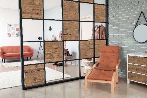 Photo 2: This partition wall shines in new splendor. Photo: IFN/Sunwoodstainer | www.sunwood-shop.com